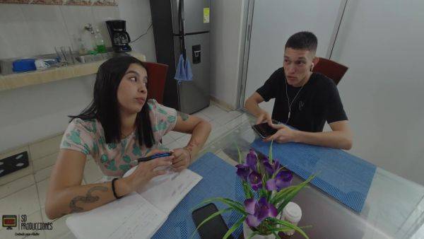 Watch the uncut scene : Beautiful Vayolet Masturbates Very Well Without Her Stepbrother Noticing - Porn In Spanish