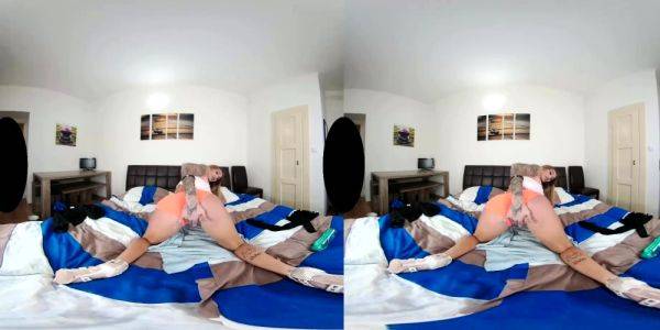 Play the full video : Daisy Lee has her mouth open for you