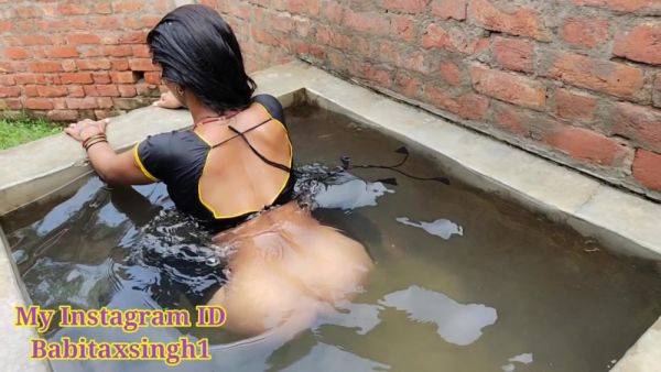 Desi Village Bhabhi Outdoor Bathing On Public Place Indian Hindi - desi-porntube.com - India on pornsfind.com