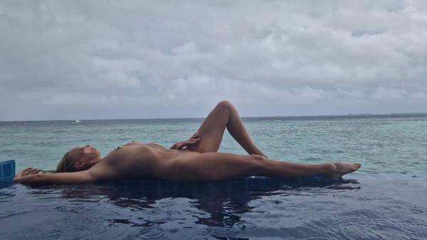 Play the uncensored scene called : Nie To, Jak Wakacje Na Malediwach