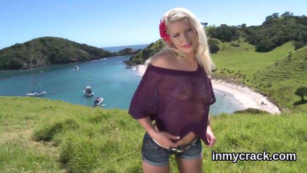 Play complete movie of : Beautiful Model Is Showcasing Her Spread Narrowed Snatc