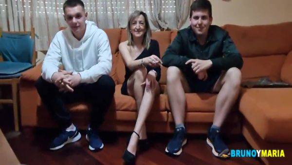 Bruno Y Maria - Queremos Fol Rnos A Maria! La Supermilf Cumple Los Deseos De Dos Jovenes Estudiantes 14 Min - tubepornclassic.com - Spain on pornsfind.com