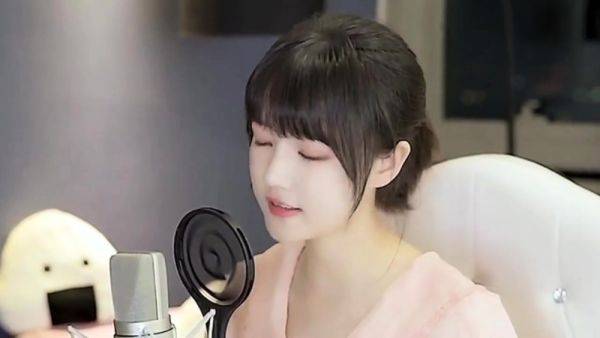 Watch HD scene : Amateur Asian babe rides a cock