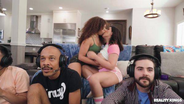 Stream uncut clip named : Dwayne Foxxx bangs two curvy bitches in the living room
