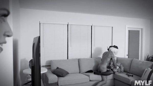 Play this hardcore movie named : Catching Santa - MYLF