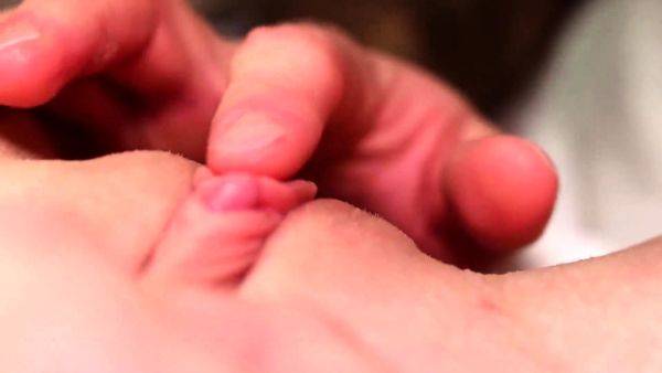 Stream this HD video of : Apres la douche je lui fais la toilette speciale d sa chatte