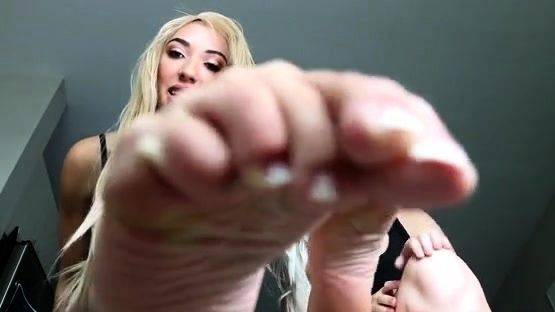 Watch the complete video called : JessicaJonesbae - Double stinky feet
