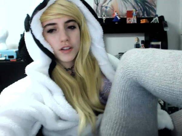 View this uncut scene : British amateur teen solo