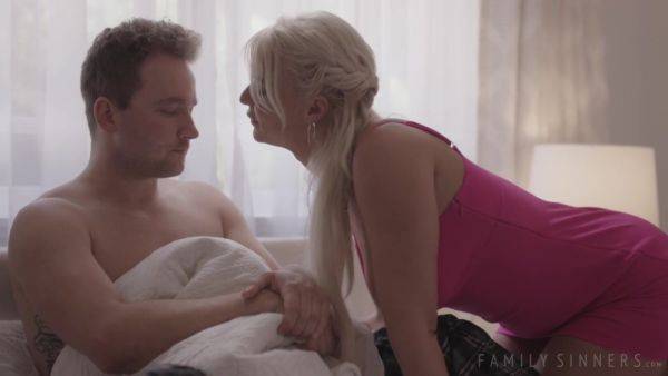View uncut video called : Blowjob Babe Niki Blond Takes A Warm Jizz In Her Feet