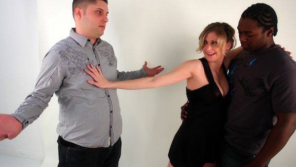 Enjoy watching uncut movie : Blonde Housewife Lya Pink Is Blacked Right in Front of Her Cuckold