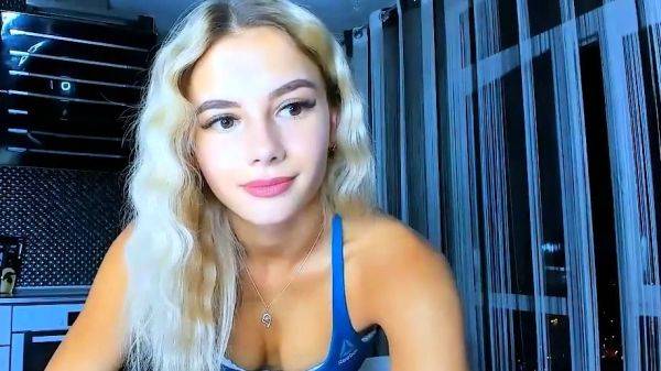 Play complete scene : Gym Queen pulls down tights and shows ass-cunt camwhores