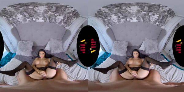 Play this hardcore movie of : Nelly Kent - Space to Spare #Vrsmartphone #pov #teens