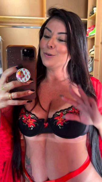 Play the HD video : Leann amateur beautiful brunette with big boobs