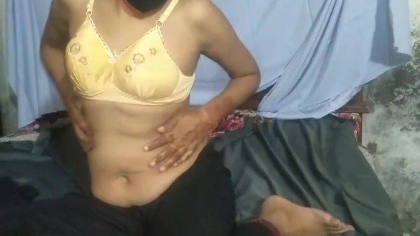 View the HD video : Lahori Beautiful Horny Girl Showing Her Beautiful Boobs