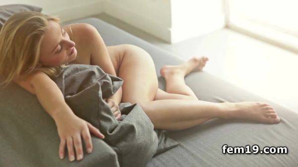 Play this hardcore video titled : Blonde Carisha Stretching Her Naked Body
