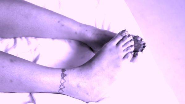 Enjoy watching this HD movie named : Ebony Slut Make Me Cum With Her Feet - Superhotfilms