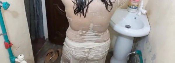 Washroom Nahaty Hue Desi House Wife With 18 Years - desi-porntube.com on pornsfind.com