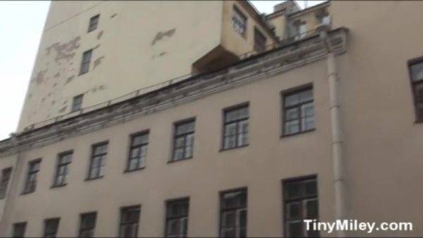 Play this hardcore scene : Teen showering naked in hotel room