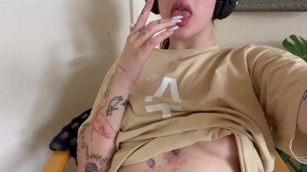 Play this uncut clip named : Horny Slut Sits On A Chair And Masturbates Her Wet Pussy