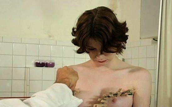 Watch the uncut scene called : Beauty likes to play with her cuchy and tits