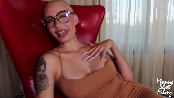 Play full clip : Short-haired Punk Milf
