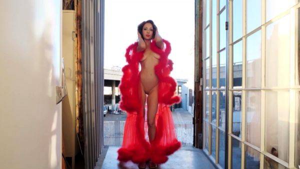 Play this hardcore scene named : Redhead model shows perfect natural body