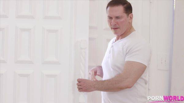 Play full video named : Busty Savannah Bond Makes Use of Glass Dildo and Cock to Stretch Out Asshole GP2363 - PornWorld