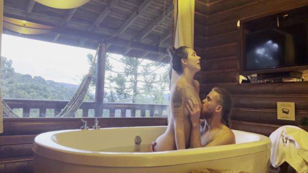 Play the complete video called : Sexo Na Serra - Casal Fazendo Amor Na Banheira - Anarothbardreal 5 Min