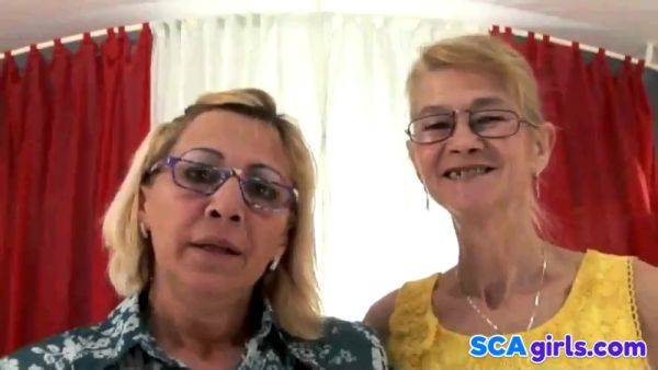 Det gamle Lezboz - old mature lesbians sharing sex toy - xhand.com on pornsfind.com