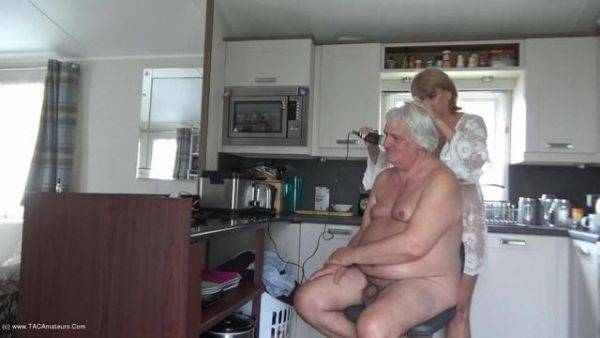 Stream this uncut movie of : Dimonty Cuts A Clients Hair