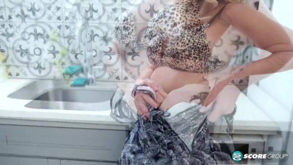 Watch the complete scene : Elaras In The Kitchen - Elara Elis