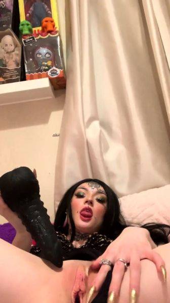 Play this HD movie of : ladyxdiablo come here and dominate me