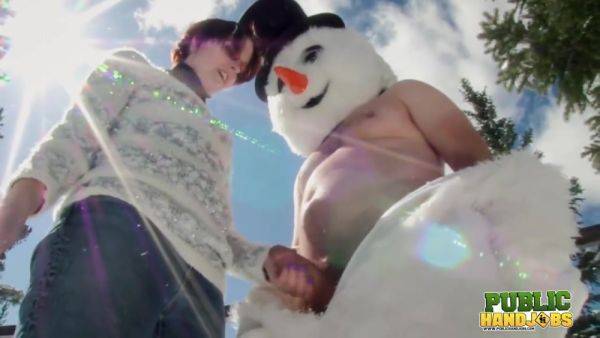 Play uncensored video called : Brandi De Lafey Strokes A Snowman