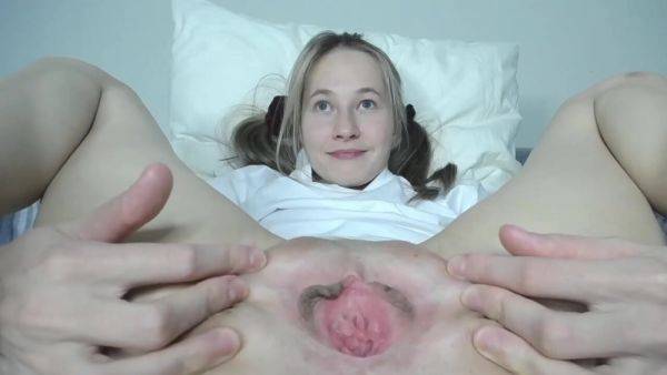 Watch the uncut video : Spreading my pussy to the maximum