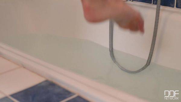 Play HD video : Toes in the Tub - PornWorld