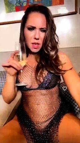 Mulher Melão peituda deliciosa se exibindo e usando - drtuber.com on pornsfind.com