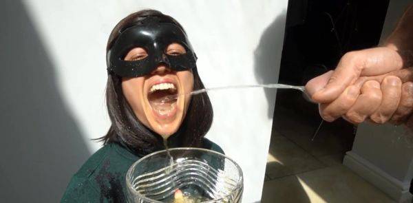 Watch hardcore clip titled : elle boit toute sa pisse aprés qu il l ait aspergé