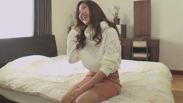 Watch this complete clip called : Emiri Momota :: Glamorous Girl On Older Guy