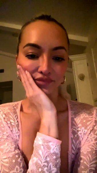 Play the HD scene called : Amateur Blonde Teen Plays Solo with Toy Webcam Porn