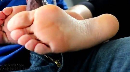 Play the uncensored movie : Black Amateur Explore Hot Foot Fetish