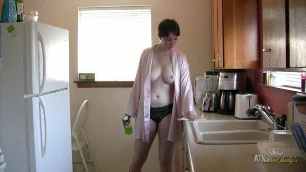 Inara Byrne Cleans The Kitchen In The Nude Showing Her Sexy Mature Bod - videomanysex.com on pornsfind.com