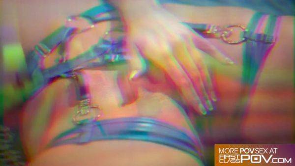 Play complete clip of : Sinatra Monroe's Seductive Hip Movement