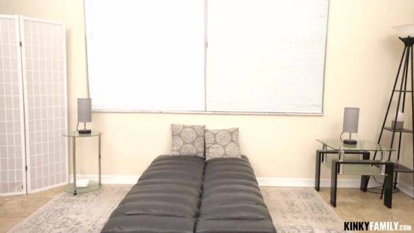 Play this HD movie called : Slim Stepsis Enjoys My Shchlong