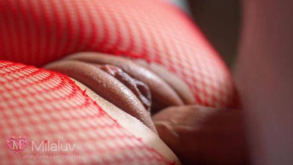 Enjoy watching this uncut video titled : Close Up Pussy All What Honey Loves