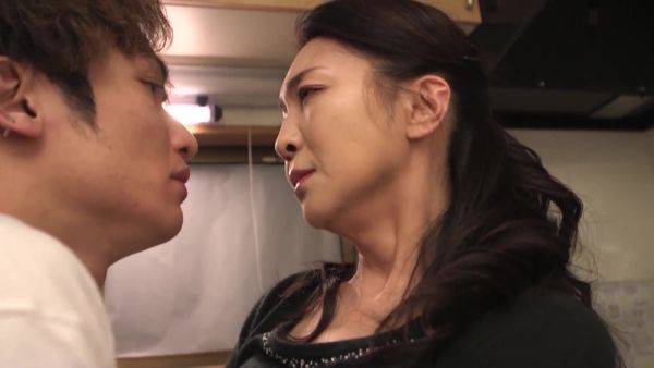 Stream uncut scene titled : Hit japonesese mom and stepson 000000000058