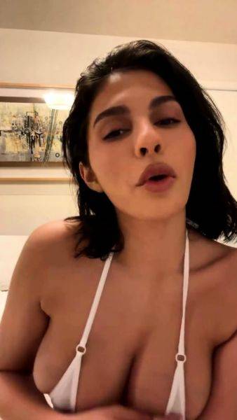 Play this complete scene of : Amanda Trivizas Christmas Livestream Video Leaked