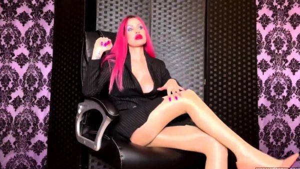 Play this uncut clip called : Lady Mesmeratrix – BUSINESS WOMAN RIPOFF