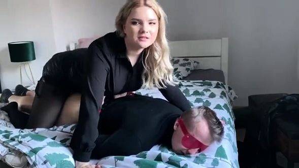 Enjoy watching this uncensored video named : KinkyNavlia - Strapon Play