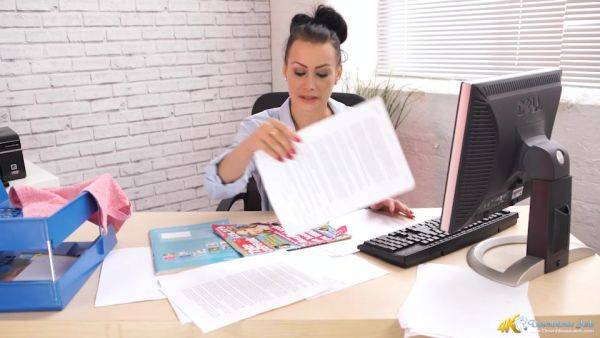 Stream the uncensored scene of : Kelli Smith in Office Side Boob - DownblouseJerk