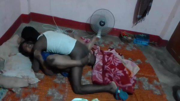 View the hardcore movie named : Bhabhi Ko Raat Mein Choda Pakad Kar Hindi Sex